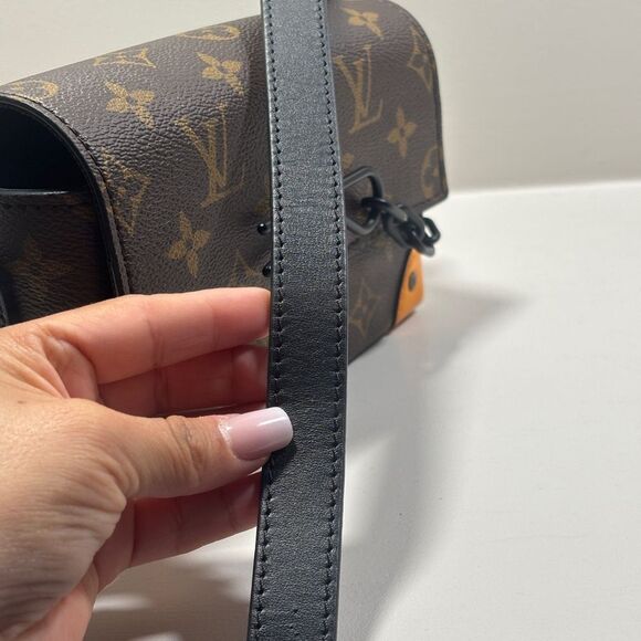 Louis Vuitton Wearable Wallet - Picture 5 of 11